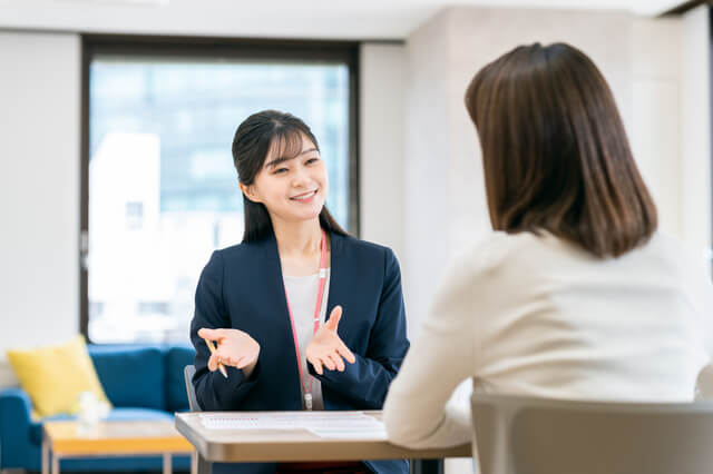 求人を紹介するキャリアアドバイザーの女性