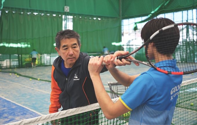 GODAIスポーツアカデミーのテニスコートで実践的なスキルを学ぶ学生