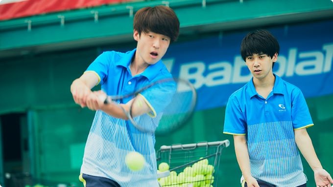GODAIスポーツアカデミーでテニスラケットをふる学生