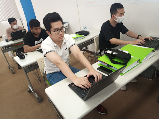 パソコンで授業を受ける４人の学生