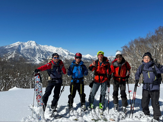 雪山でピースをする５人の男性