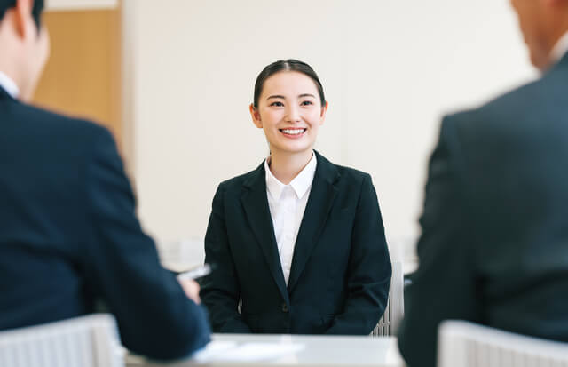 採用面接を受ける女性