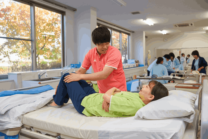 介助の練習をする男性