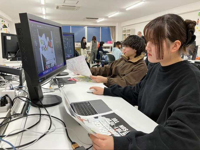 北海道芸術デザイン専門学校でデュアルモニターで作業する女性