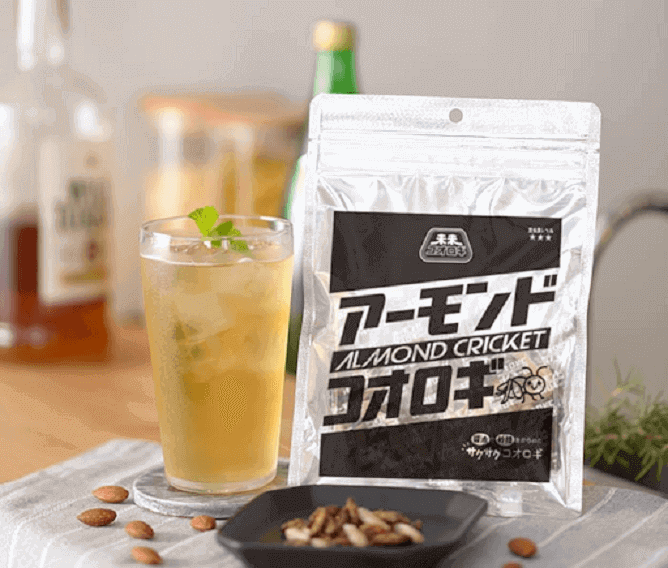 アーモンドコオロギと飲み物