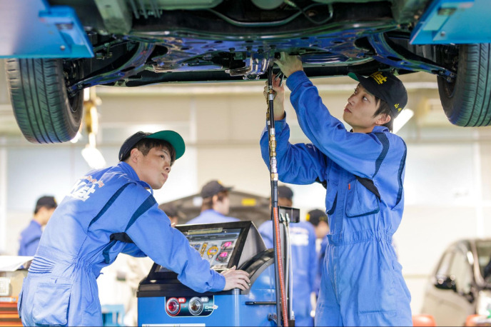 車の下からエンジン構造を見る