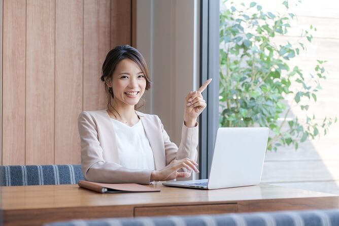 楽しい仕事の見つけ方を説明する女性