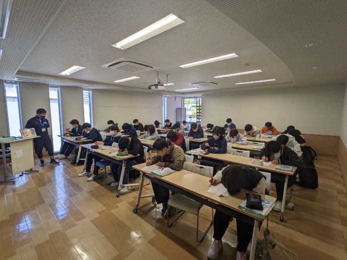 フィットネスについて座学を受ける学生たち