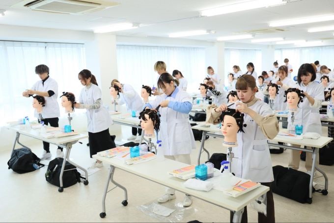 美容師国家試験の練習風景