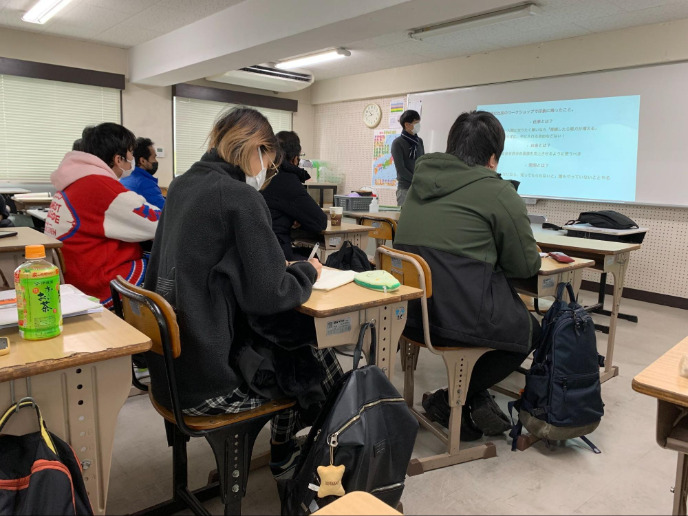 福岡外語専門学校で授業を受ける生徒たち