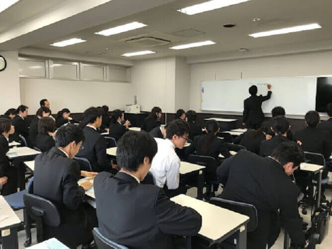 日本ヒューマンセレモニー専門学校の授業風景
