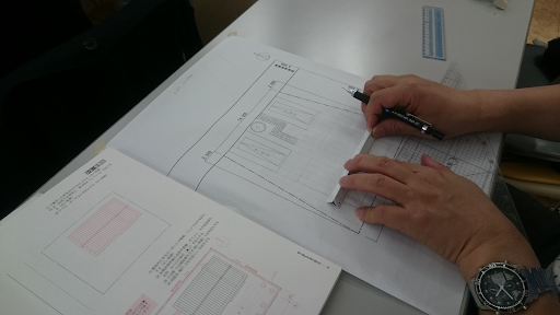 家の設計図を書く様子