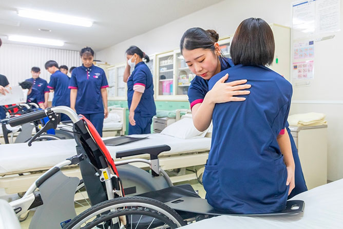 郡山健康科学専門学校の車椅子の補助をする様子