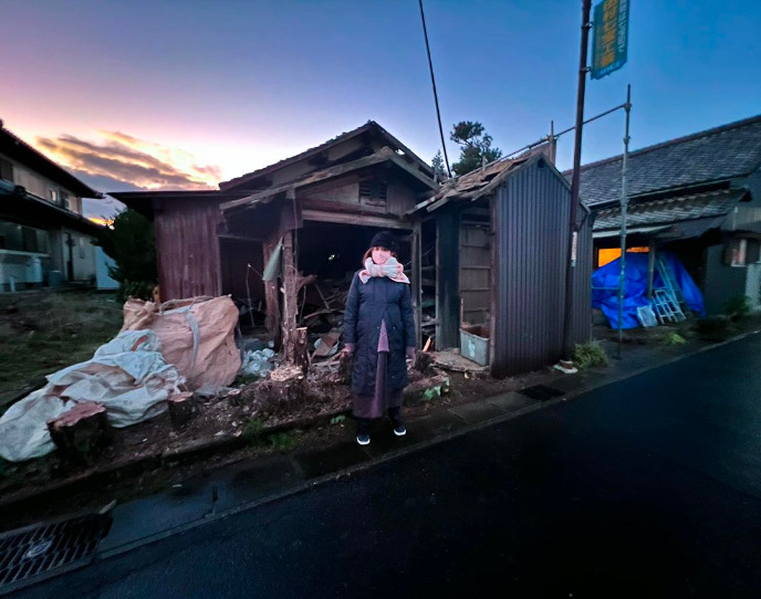 解体途中の田村七宝工芸の工房をバックに記念撮影