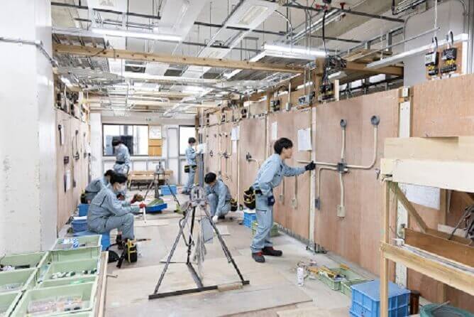 九州電気専門学校の生徒たち