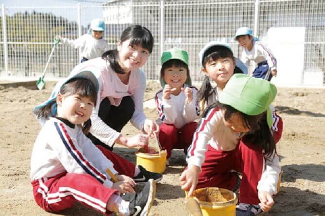 北九州保育福祉専門学校の幼稚園教諭と子供たち