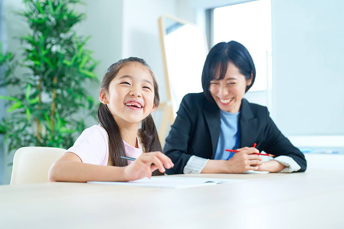 子供に勉強を教える女性