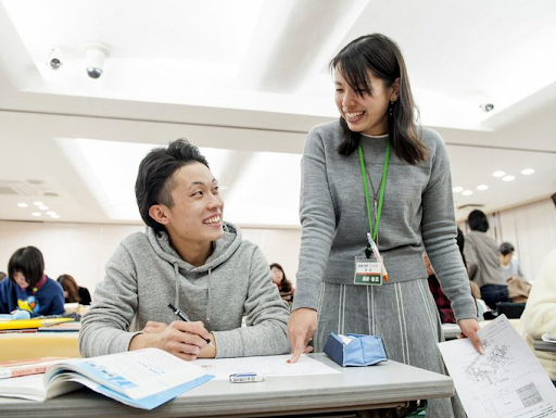 講義中に話す男女