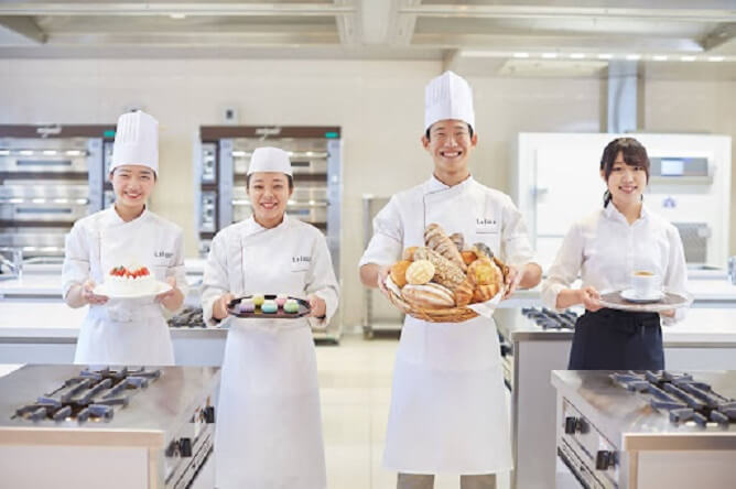 京都製菓製パン技術専門学校の生徒たち