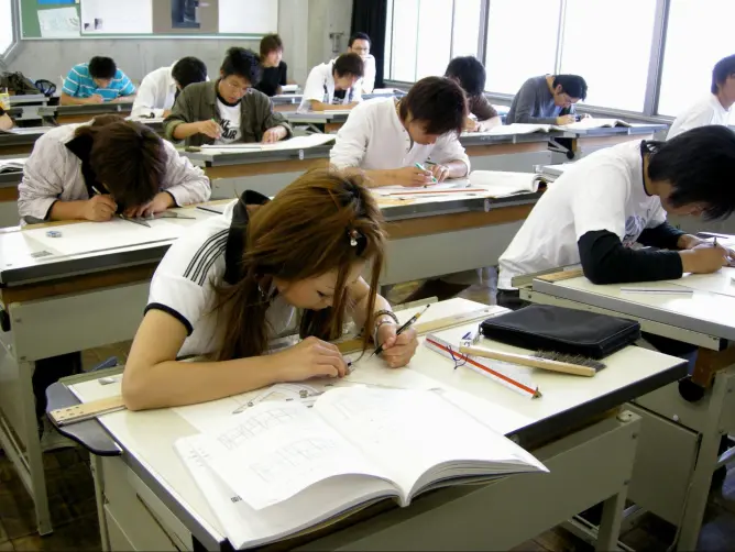 京都建築専門学校の設計コースの授業