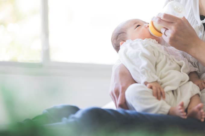 赤ちゃんがミルクを飲む画像