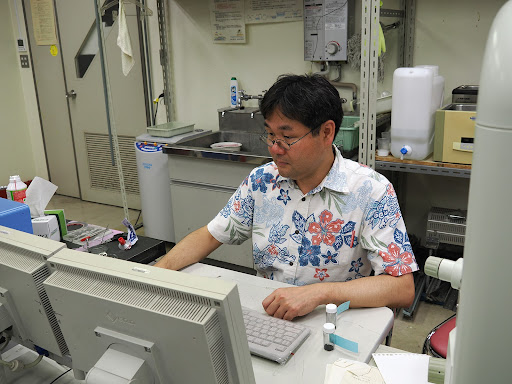 花柄のシャツを着て作業する男性