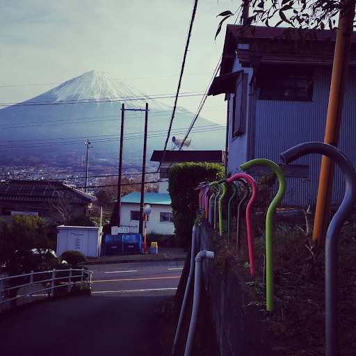 カラフルなパイプと富士山