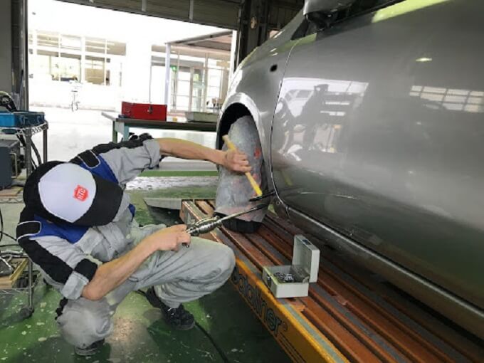 車のタイヤを整備する様子