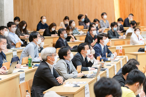 会議室に並んで座る審査員たち