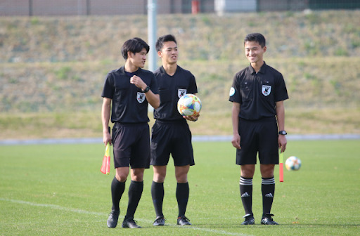 サッカーの審判3名