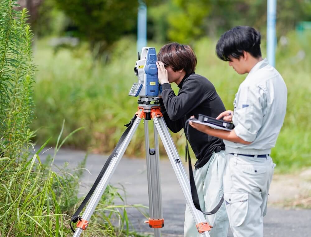 近畿測量専門学校の学生