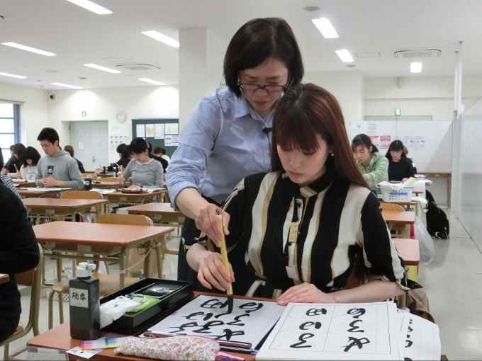 淡海書道文化専門学校で書を学ぶ様子