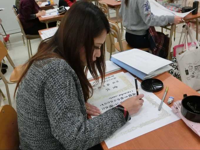 淡海書道文化専門学校の授業で賞状を書いている様子