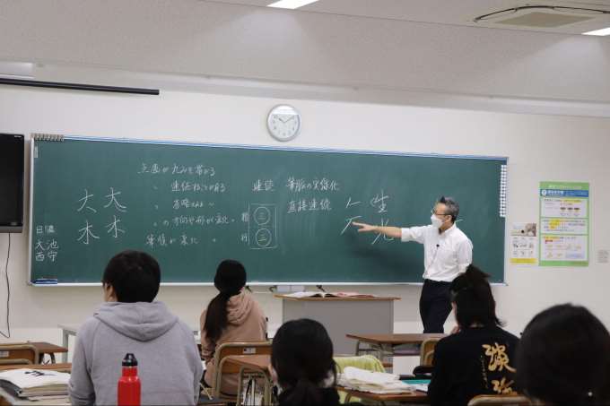 淡海書道文化専門学校の書の授業風景