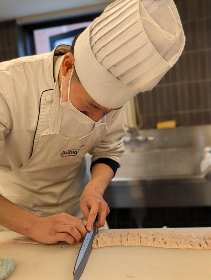 食材を細かく刻む男性