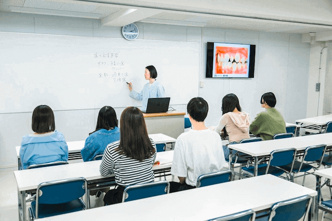 座学を受ける学生