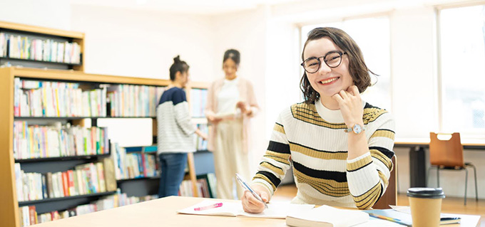 図書館で勉強する女性