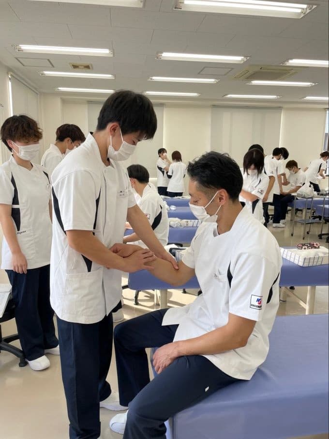 関東柔道整復専門学校で柔道整復師を目指す学生の様子