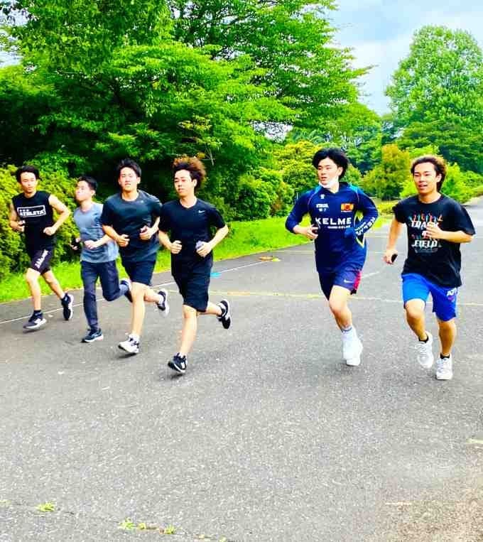関東柔道整復専門学校のランニングをする男性たち