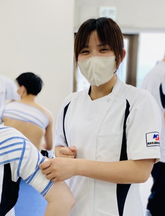 関東柔道整復専門学校に通う女性