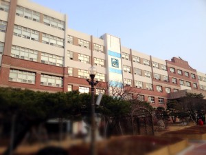 20141221学校正門よりC情報系列校舎