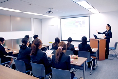 %e3%82%bb%e3%83%9f%e3%83%8a%e3%83%bc%e4%bc%9a%e5%a0%b4%e5%86%85%e9%a2%a8%e6%99%af